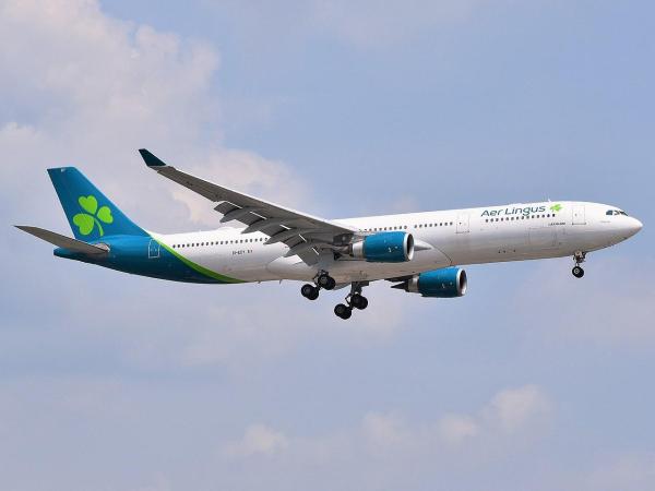 Aer_Lingus_Airbus_A330-302_EI-EDY_approaching_EWR_Airport.jpg